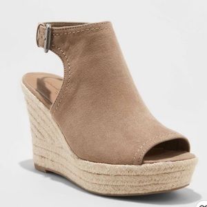 Target/Universal Thread Cayla Wedges